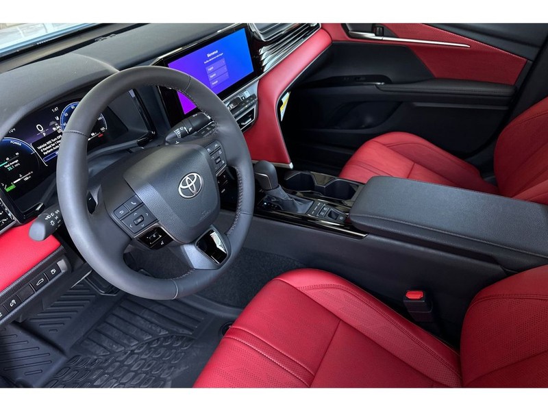 Toyota Camry Hybrid Vehicle Full-screen Gallery Image 10