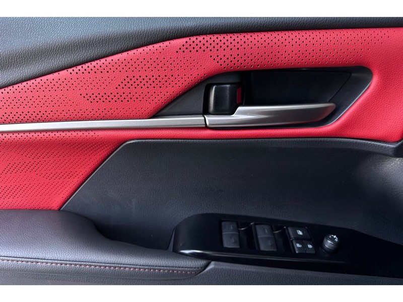 Toyota Camry Hybrid Vehicle Full-screen Gallery Image 11