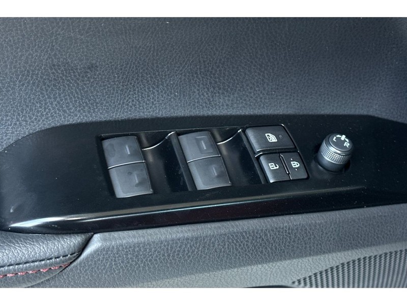 Toyota Camry Hybrid Vehicle Full-screen Gallery Image 12