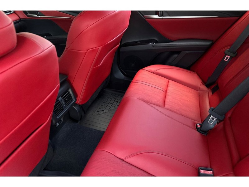 Toyota Camry Hybrid Vehicle Full-screen Gallery Image 13