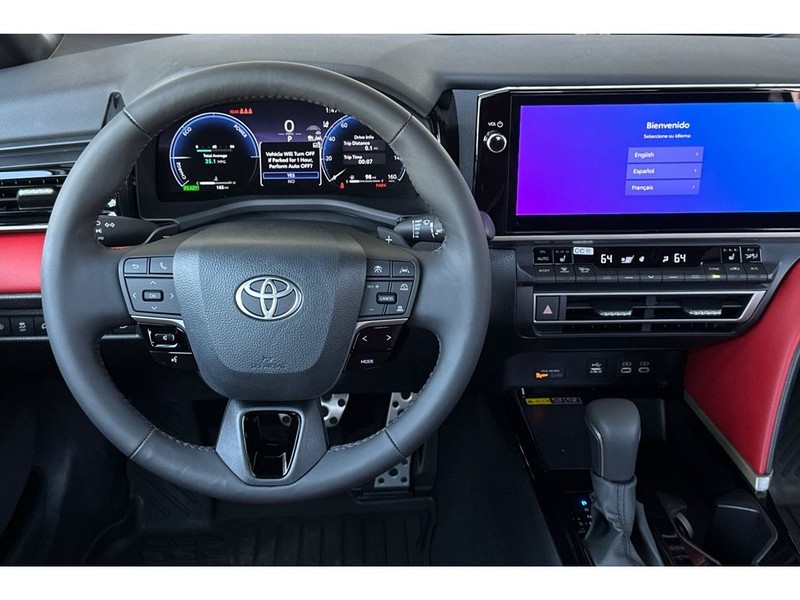 Toyota Camry Hybrid Vehicle Full-screen Gallery Image 16
