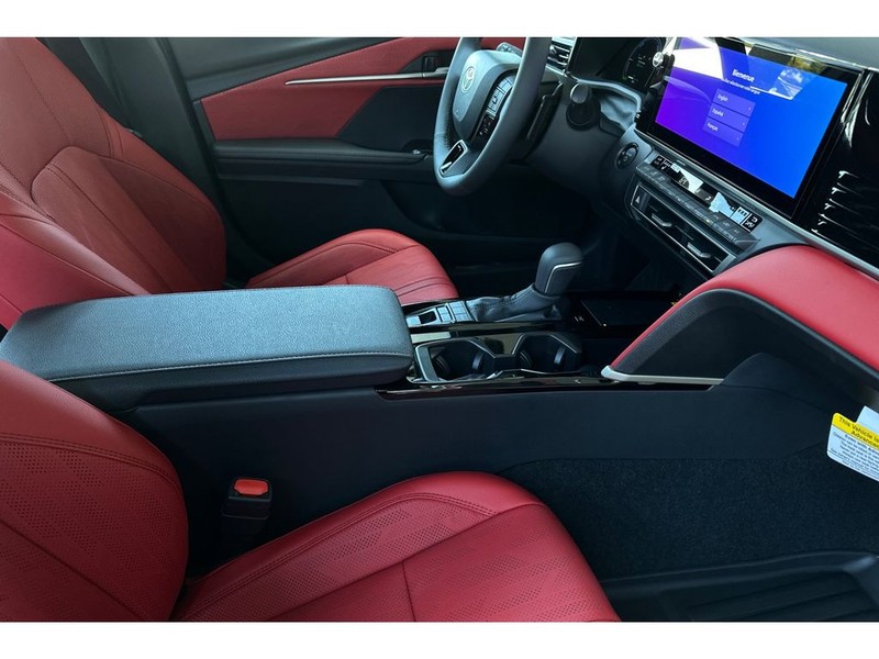Toyota Camry Hybrid Vehicle Full-screen Gallery Image 17