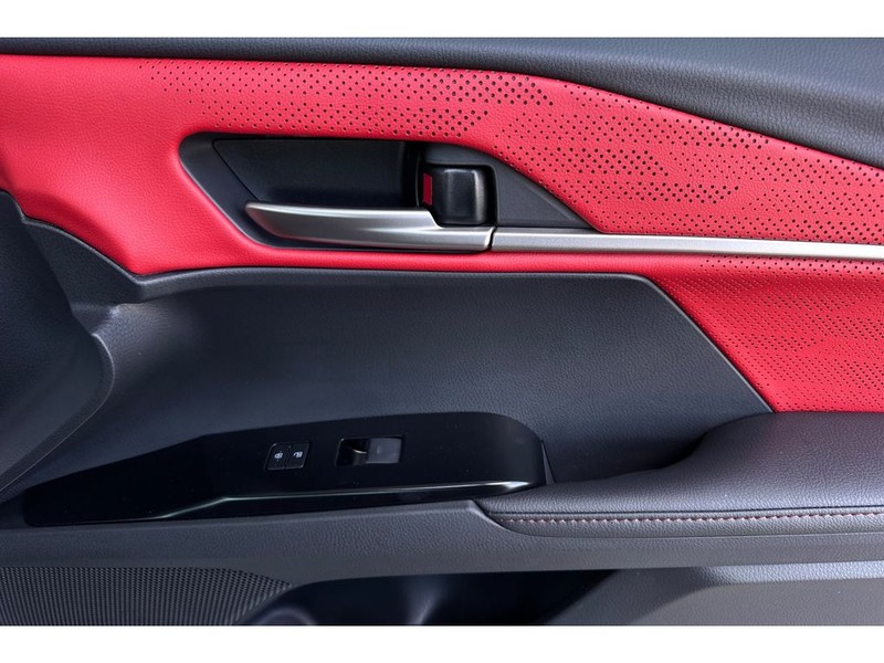 Toyota Camry Hybrid Vehicle Full-screen Gallery Image 19