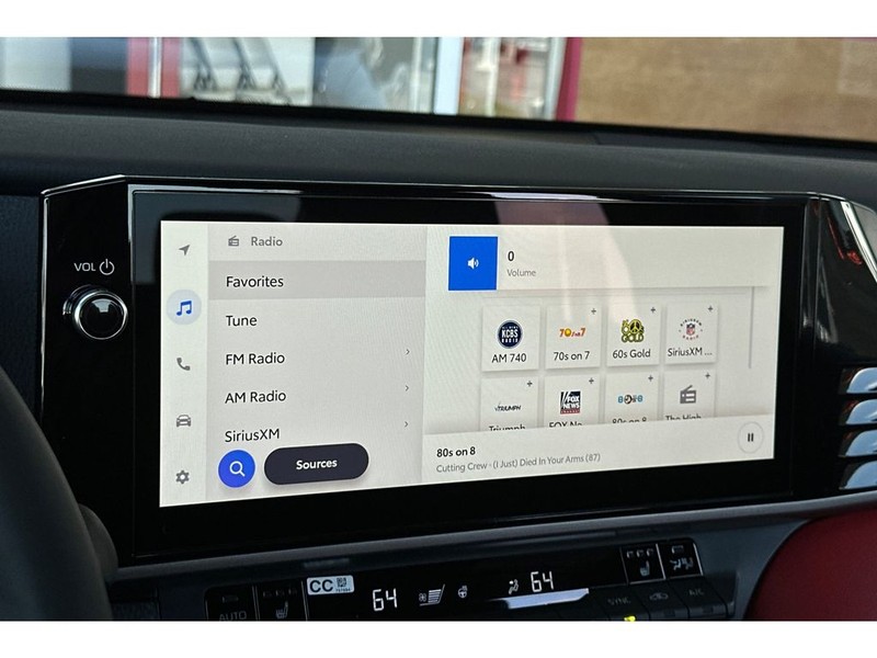 Toyota Camry Hybrid Vehicle Full-screen Gallery Image 20