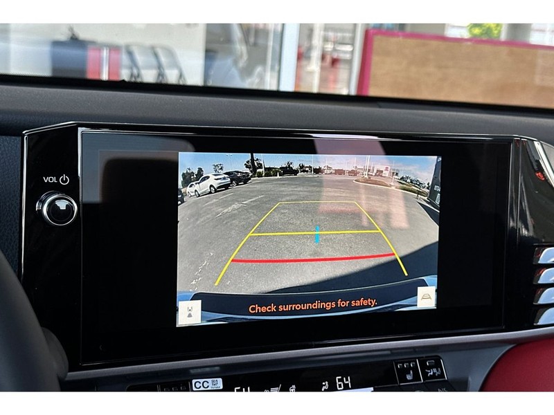 Toyota Camry Hybrid Vehicle Full-screen Gallery Image 21