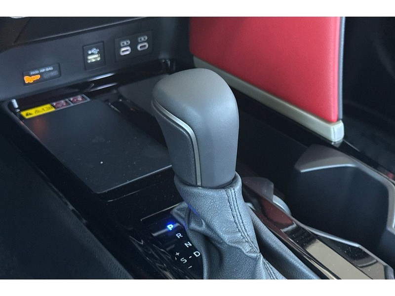 Toyota Camry Hybrid Vehicle Full-screen Gallery Image 23