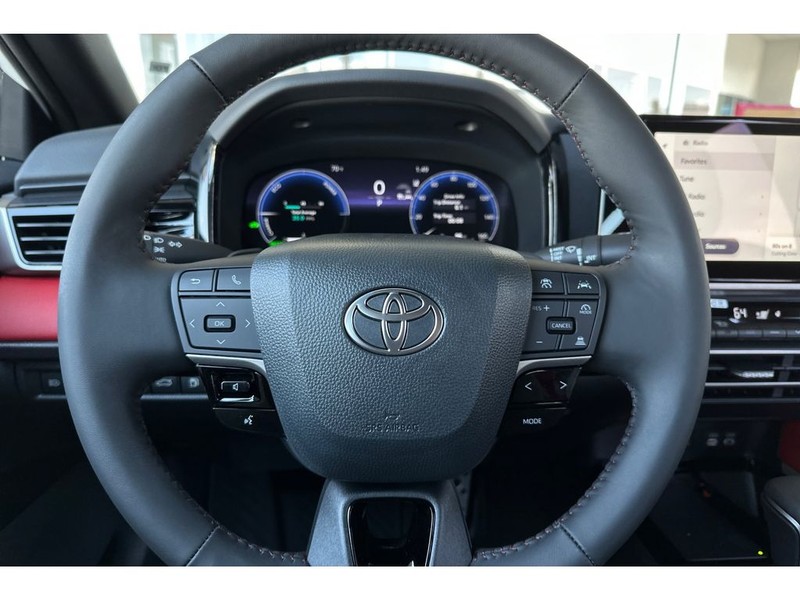 Toyota Camry Hybrid Vehicle Full-screen Gallery Image 25