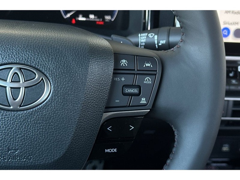 Toyota Camry Hybrid Vehicle Full-screen Gallery Image 27