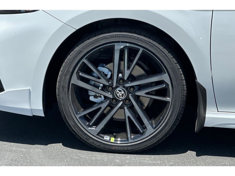 Toyota Camry Hybrid Vehicle Full-screen Gallery Image 31