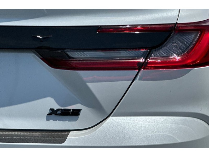 Toyota Camry Hybrid Vehicle Full-screen Gallery Image 32