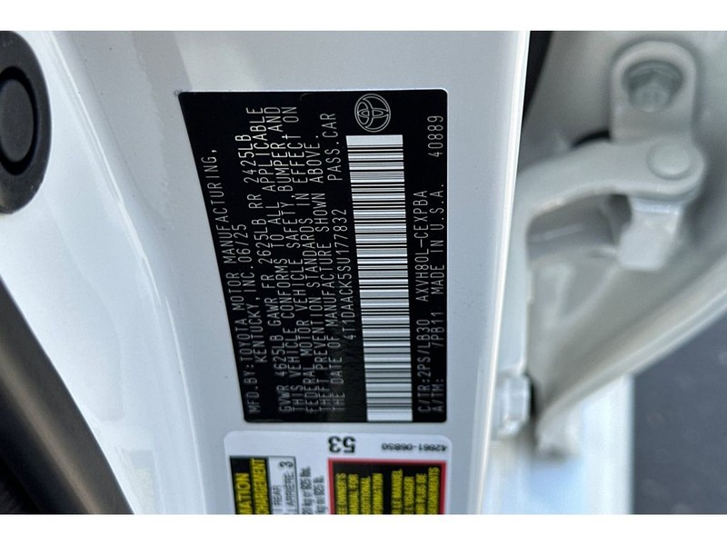 Toyota Camry Hybrid Vehicle Full-screen Gallery Image 33