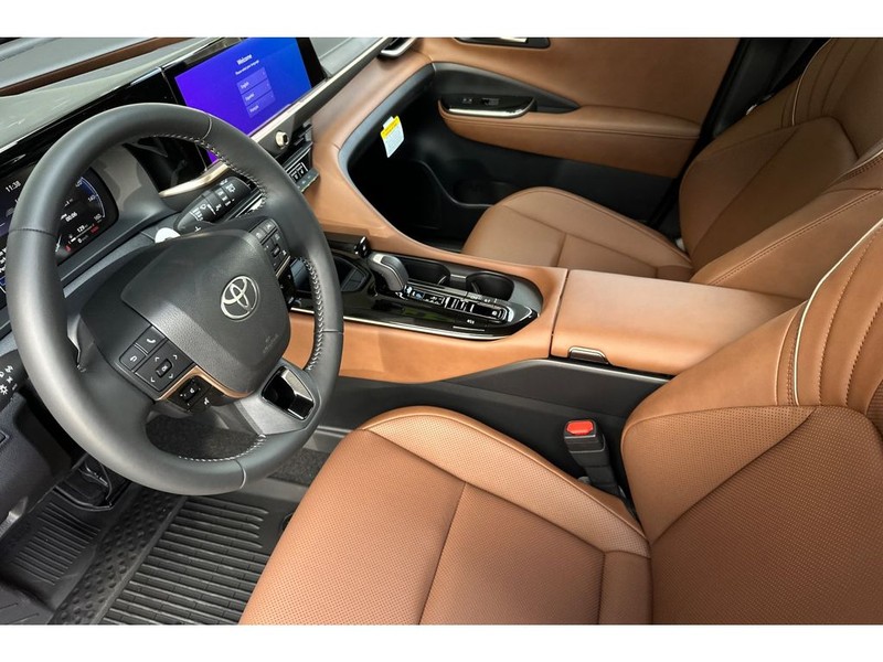 Toyota Crown Signia Vehicle Full-screen Gallery Image 10
