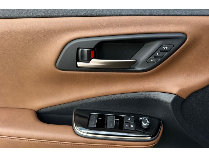 Toyota Crown Signia Vehicle Full-screen Gallery Image 11
