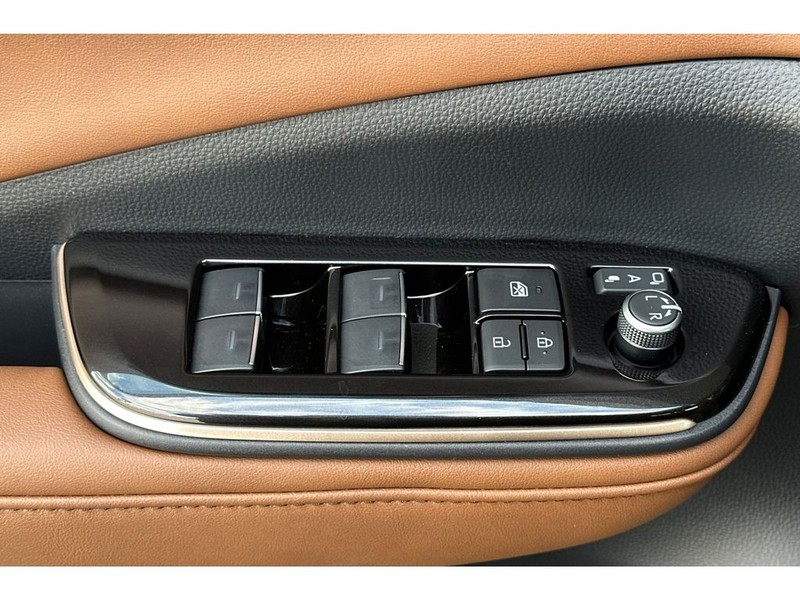Toyota Crown Signia Vehicle Full-screen Gallery Image 12