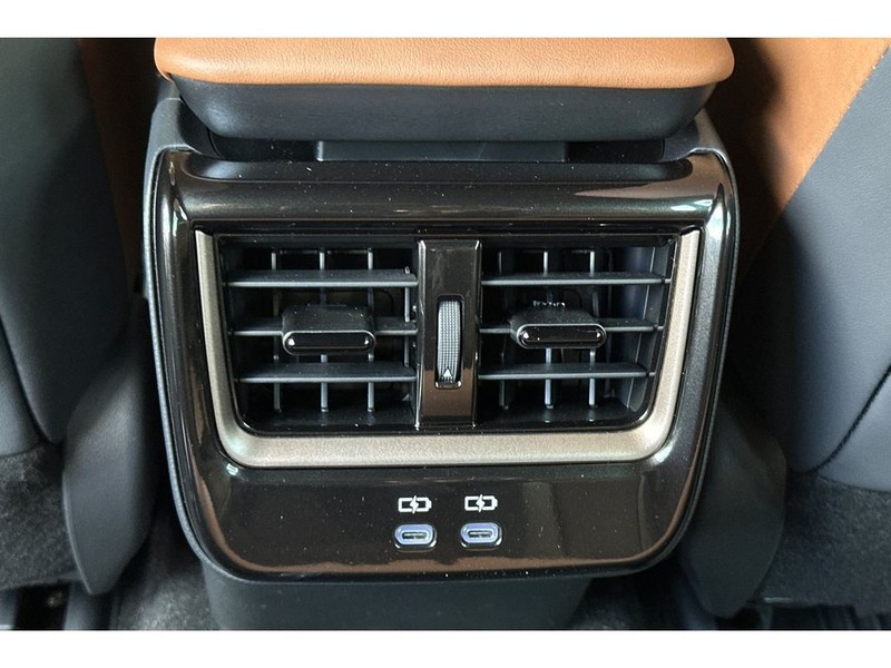Toyota Crown Signia Vehicle Full-screen Gallery Image 14
