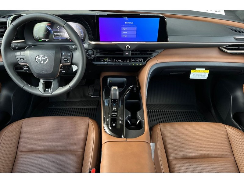 Toyota Crown Signia Vehicle Full-screen Gallery Image 15