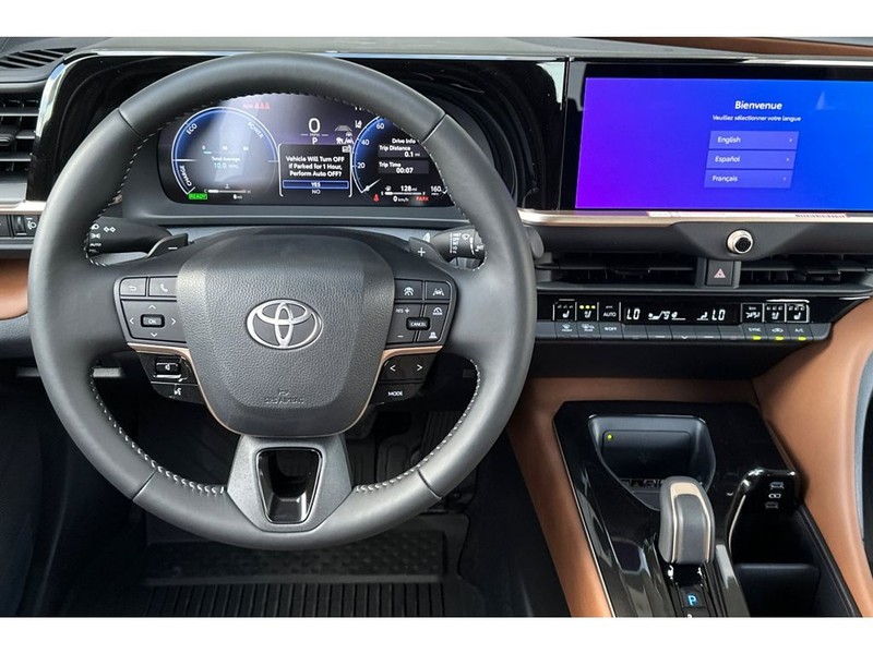 Toyota Crown Signia Vehicle Full-screen Gallery Image 16