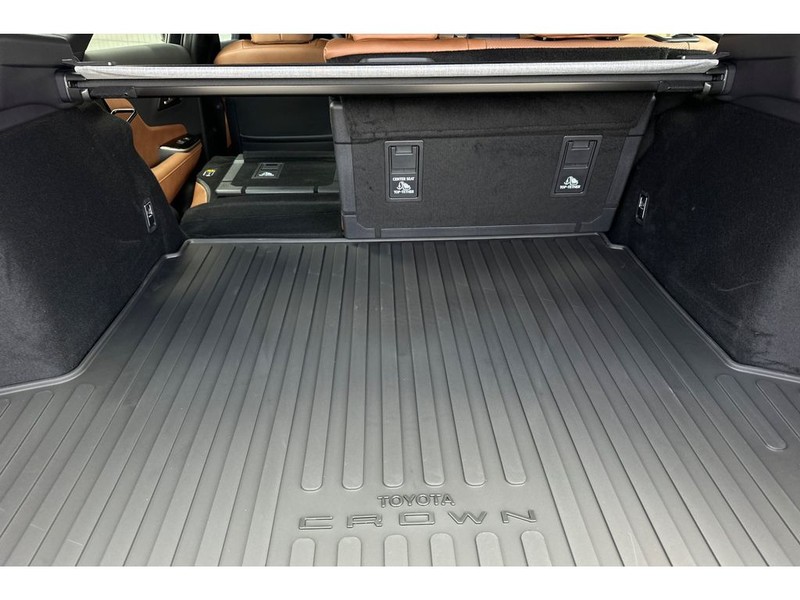 Toyota Crown Signia Vehicle Full-screen Gallery Image 17