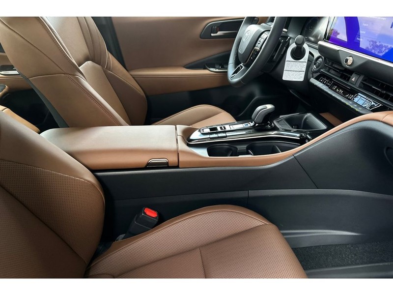 Toyota Crown Signia Vehicle Full-screen Gallery Image 18