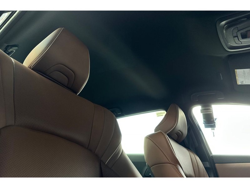 Toyota Crown Signia Vehicle Full-screen Gallery Image 19