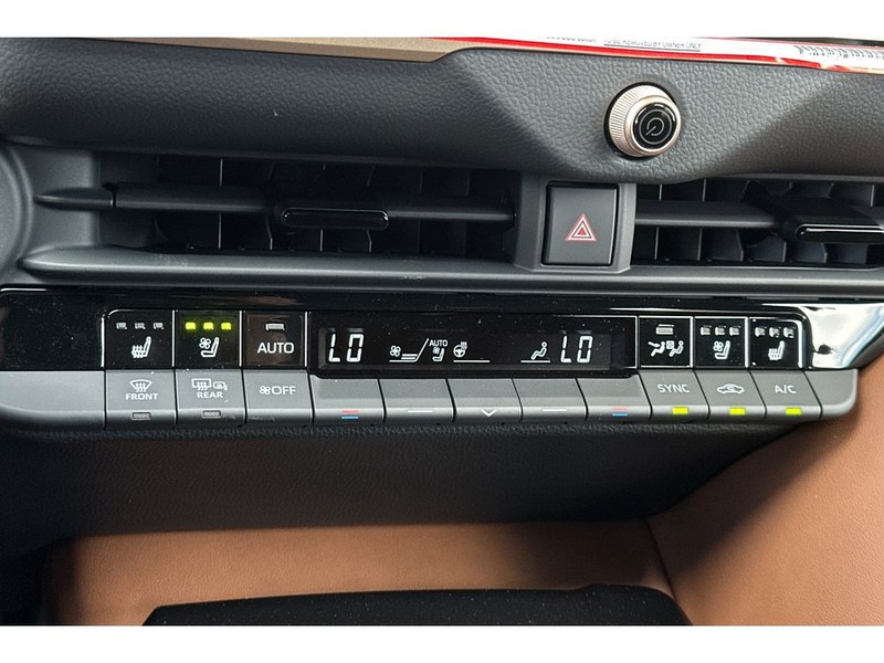 Toyota Crown Signia Vehicle Full-screen Gallery Image 23
