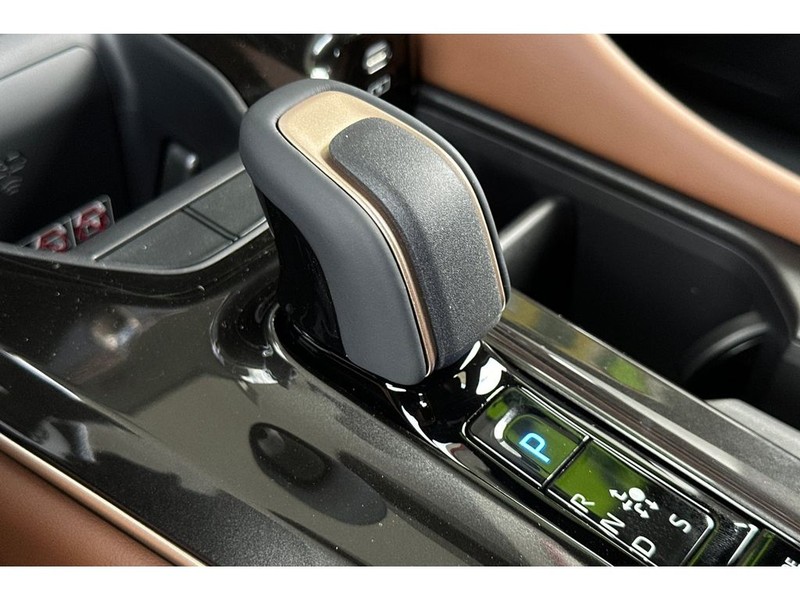 Toyota Crown Signia Vehicle Full-screen Gallery Image 24