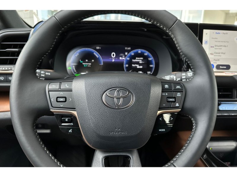 Toyota Crown Signia Vehicle Full-screen Gallery Image 26