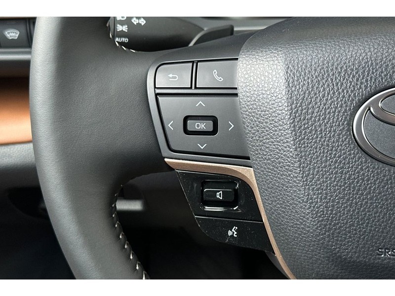 Toyota Crown Signia Vehicle Full-screen Gallery Image 27