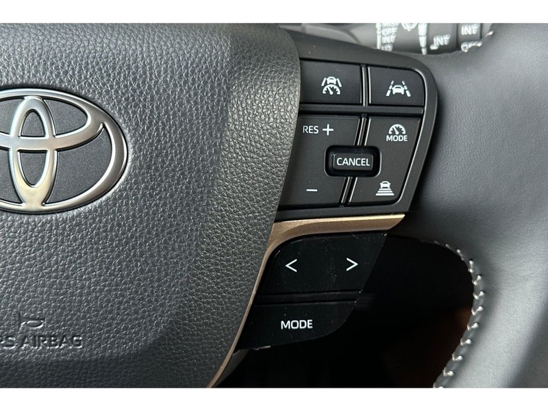 Toyota Crown Signia Vehicle Full-screen Gallery Image 28