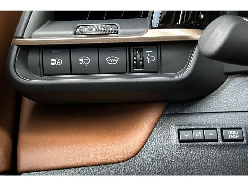 Toyota Crown Signia Vehicle Full-screen Gallery Image 31