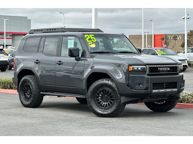 Toyota Land Cruiser Vehicle Full-screen Gallery Image 02