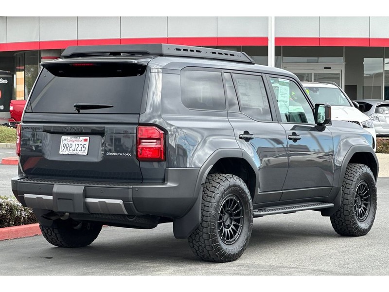 Toyota Land Cruiser Vehicle Full-screen Gallery Image 04