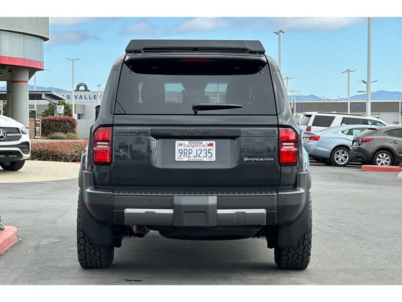 Toyota Land Cruiser Vehicle Full-screen Gallery Image 05