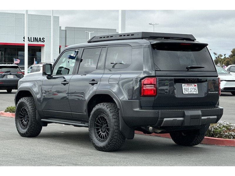 Toyota Land Cruiser Vehicle Full-screen Gallery Image 06