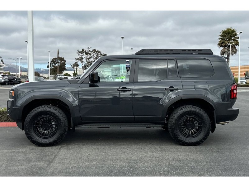 Toyota Land Cruiser Vehicle Full-screen Gallery Image 07