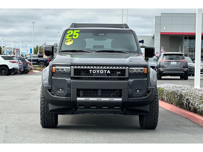 Toyota Land Cruiser Vehicle Full-screen Gallery Image 09