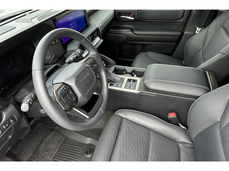 Toyota Land Cruiser Vehicle Full-screen Gallery Image 10