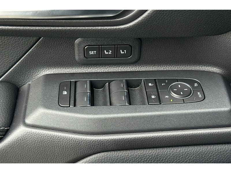 Toyota Land Cruiser Vehicle Full-screen Gallery Image 12