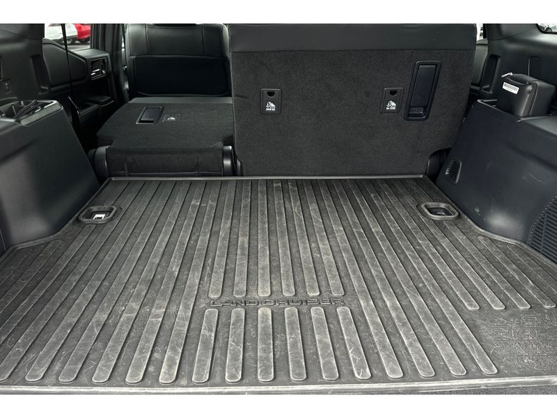 Toyota Land Cruiser Vehicle Full-screen Gallery Image 17