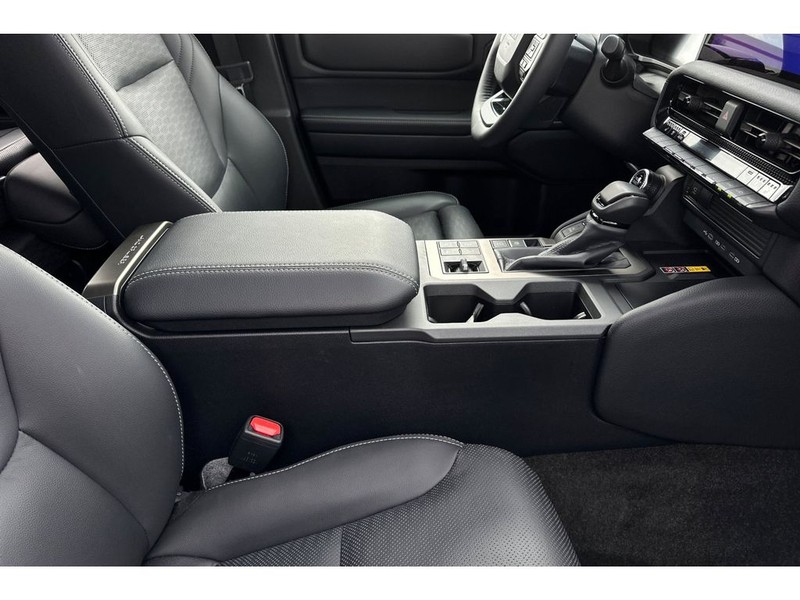 Toyota Land Cruiser Vehicle Full-screen Gallery Image 18