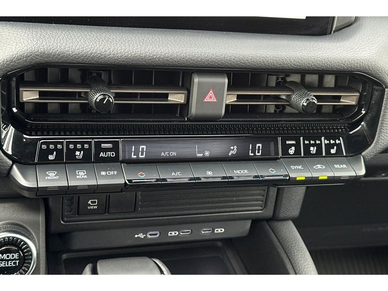 Toyota Land Cruiser Vehicle Full-screen Gallery Image 24