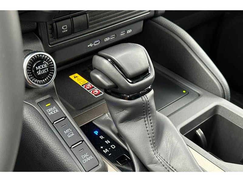 Toyota Land Cruiser Vehicle Full-screen Gallery Image 25
