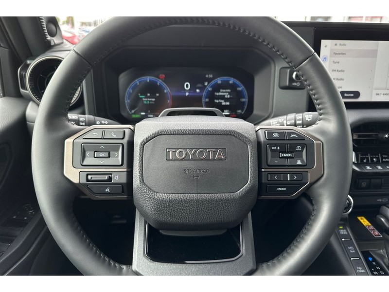 Toyota Land Cruiser Vehicle Full-screen Gallery Image 27