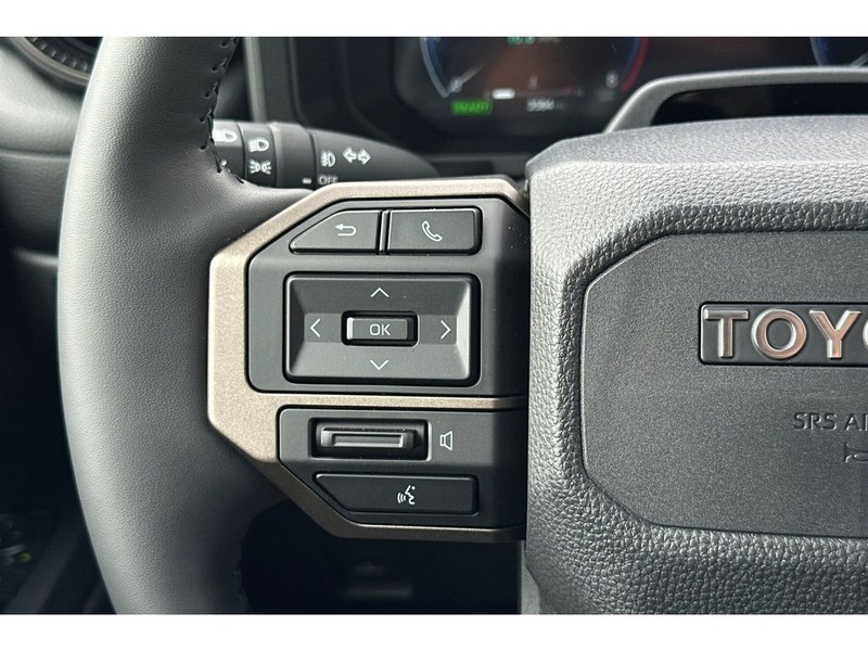 Toyota Land Cruiser Vehicle Full-screen Gallery Image 28