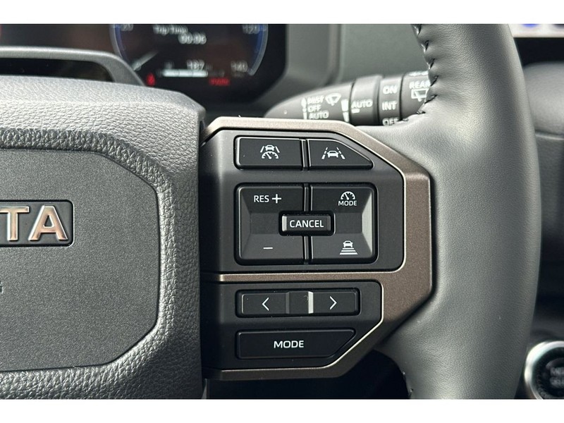 Toyota Land Cruiser Vehicle Full-screen Gallery Image 29