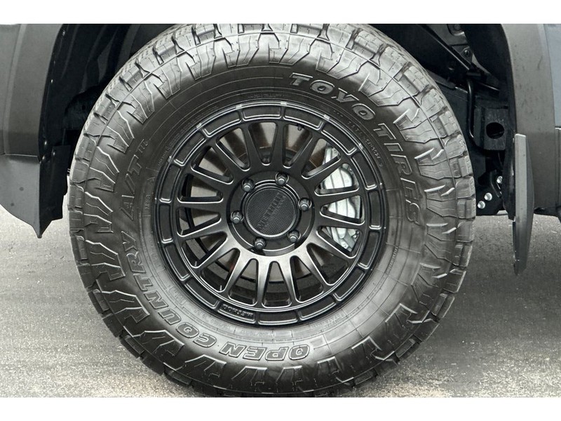 Toyota Land Cruiser Vehicle Full-screen Gallery Image 33