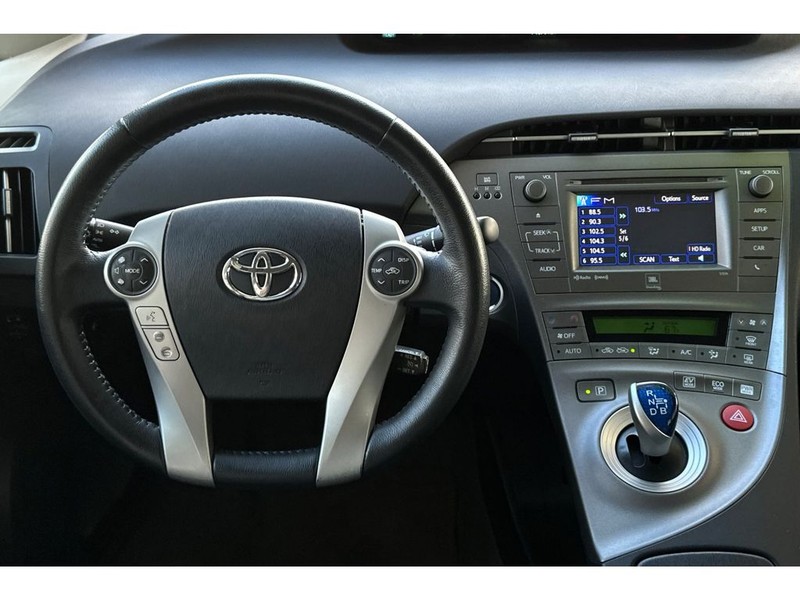 Toyota Prius Vehicle Full-screen Gallery Image 15