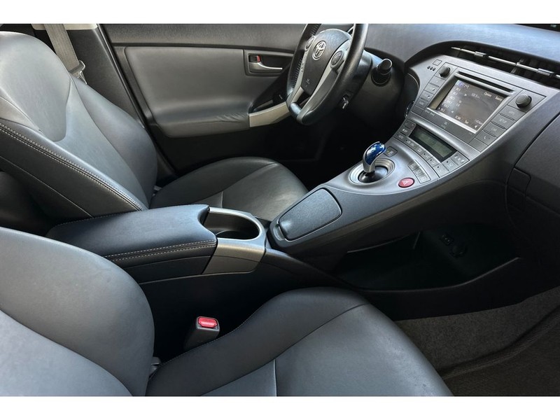 Toyota Prius Vehicle Full-screen Gallery Image 17