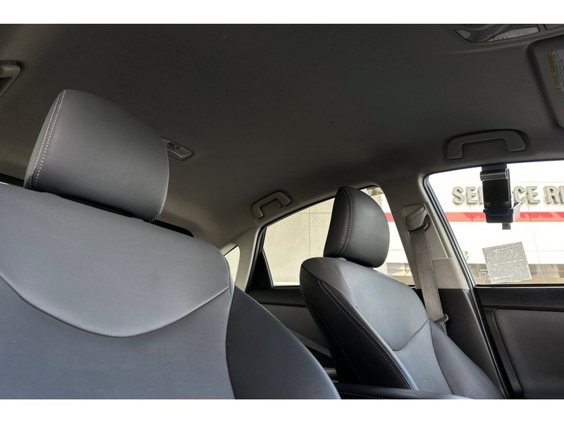 Toyota Prius Vehicle Full-screen Gallery Image 18