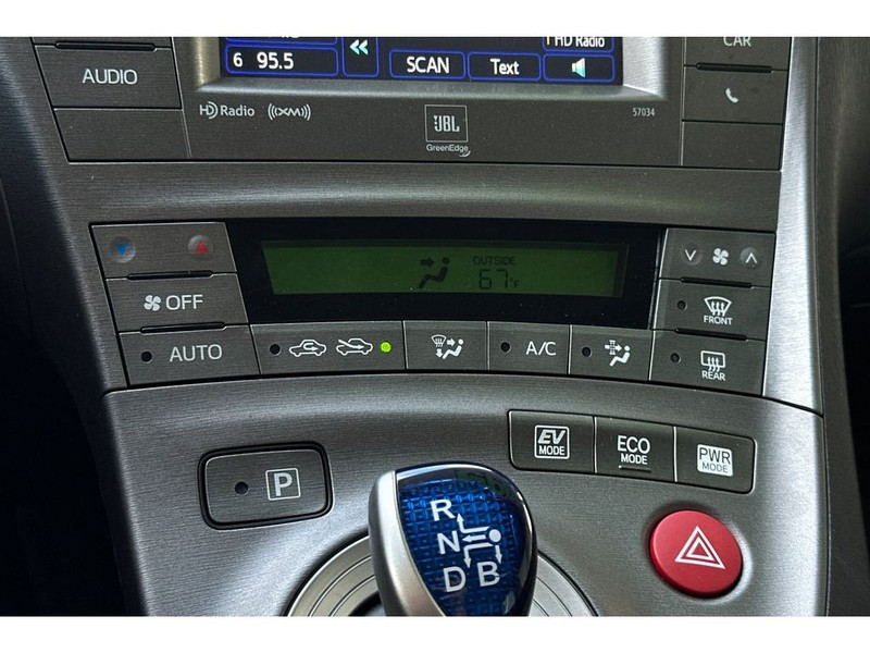 Toyota Prius Vehicle Full-screen Gallery Image 23